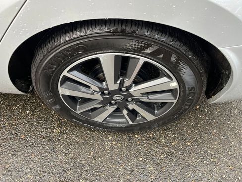 Used 2025 Nissan Versa SV image 28