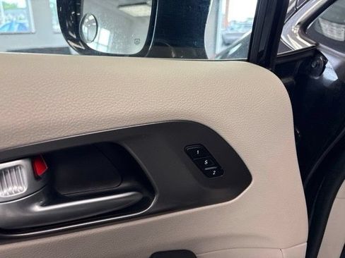 Used 2024 Chrysler Pacifica Limited FWD image 18