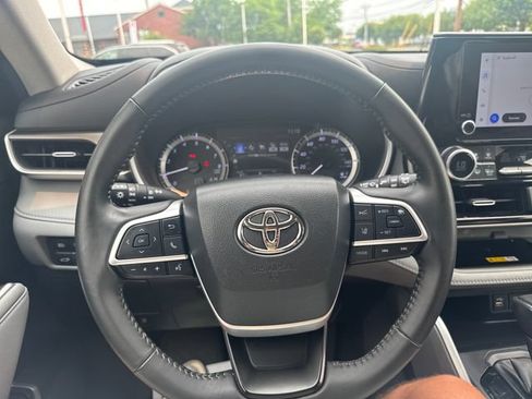 Used 2023 Toyota Highlander XLE AWD/4WD image 17