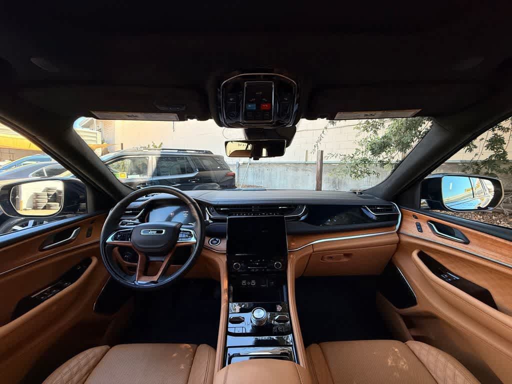 Used 2023 Jeep Grand Cherokee Summit AWD/4WD image 10