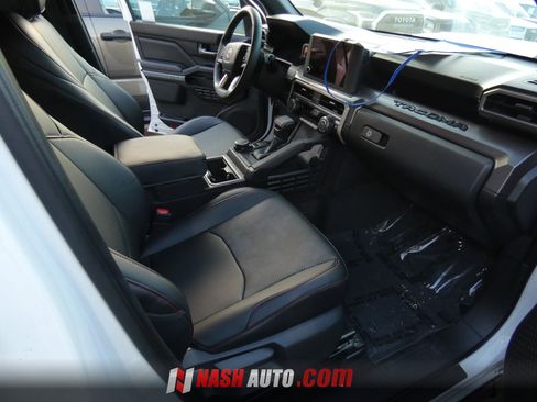 Used 2025 Toyota Tacoma TRD Sport AWD/4WD image 64