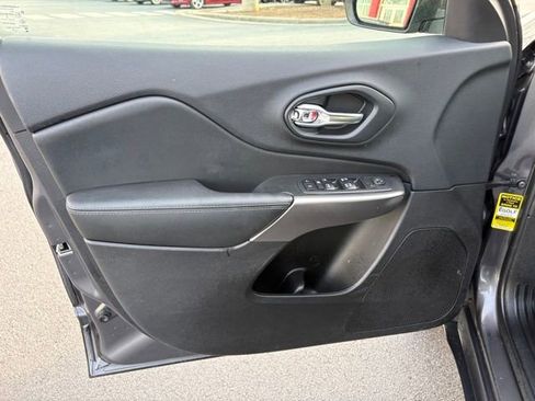 Used 2019 Jeep Cherokee Latitude Plus w/ Comfort/Convenience Group image 23