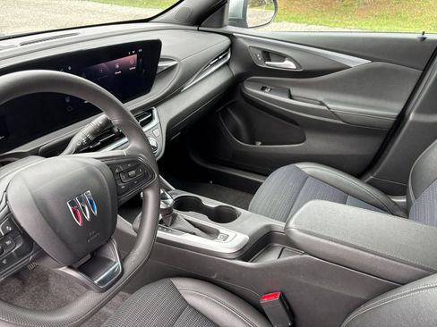 Used 2025 Buick Envista Preferred FWD image 36
