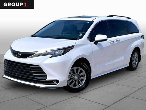 Used 2026 Toyota Sienna XLE FWD image 1