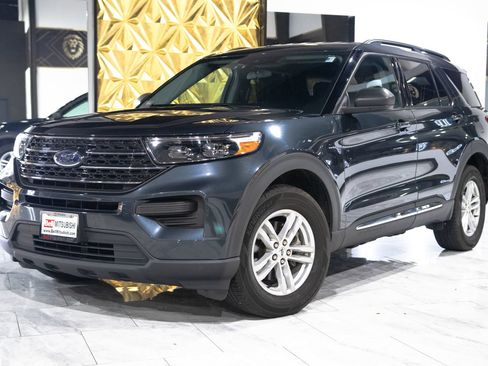 Used 2023 Ford Explorer XLT AWD/4WD image 3