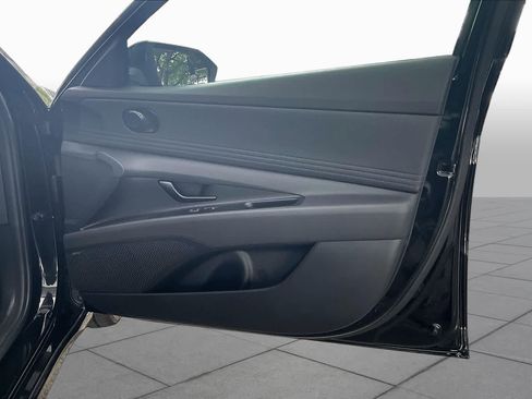 Certified 2025 Hyundai Elantra Limited FWD image 23