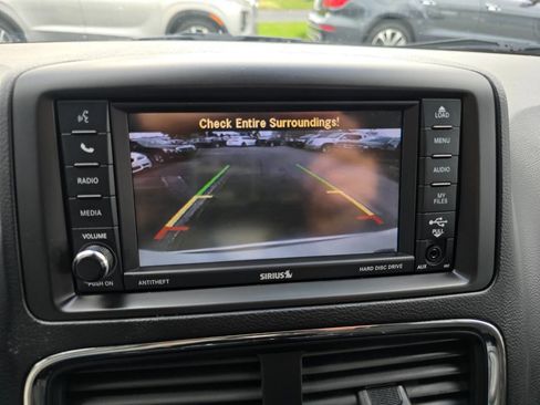 Used 2018 Dodge Grand Caravan SE w/ UConnect Hands-Free Group image 18