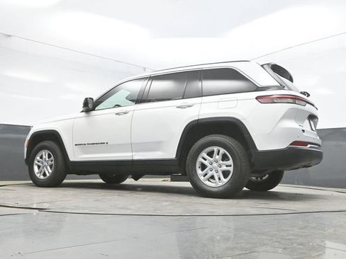 Used 2022 Jeep Grand Cherokee Laredo AWD/4WD image 42