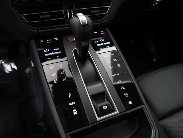 Certified 2026 Porsche Macan AWD/4WD image 24