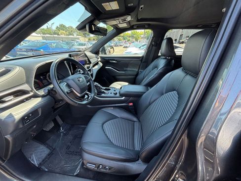 Used 2025 Toyota Highlander XSE AWD/4WD image 29