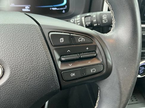 Certified 2023 Hyundai Venue Limited FWD image 20