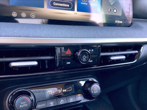 Used 2026 Nissan Kicks SV image 34