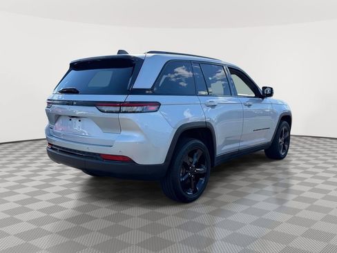 Used 2023 Jeep Grand Cherokee Altitude AWD/4WD image 8