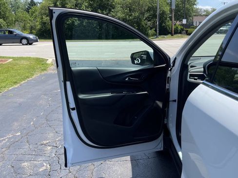 Used 2019 Chevrolet Equinox LT image 32