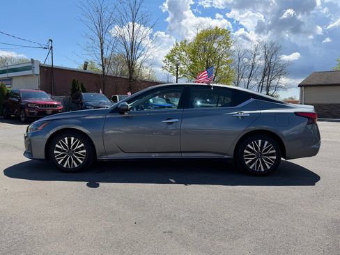 Used 2023 Nissan Altima 2.5 SV image 2