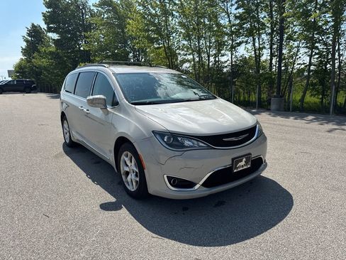 Used 2017 Chrysler Pacifica Touring-L w/ Tire & Wheel Group FWD image 9
