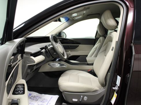 Used 2024 Lincoln Nautilus Premier image 12