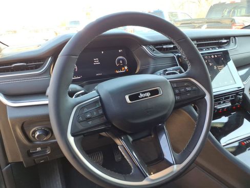 Used 2023 Jeep Grand Cherokee Altitude AWD/4WD image 5