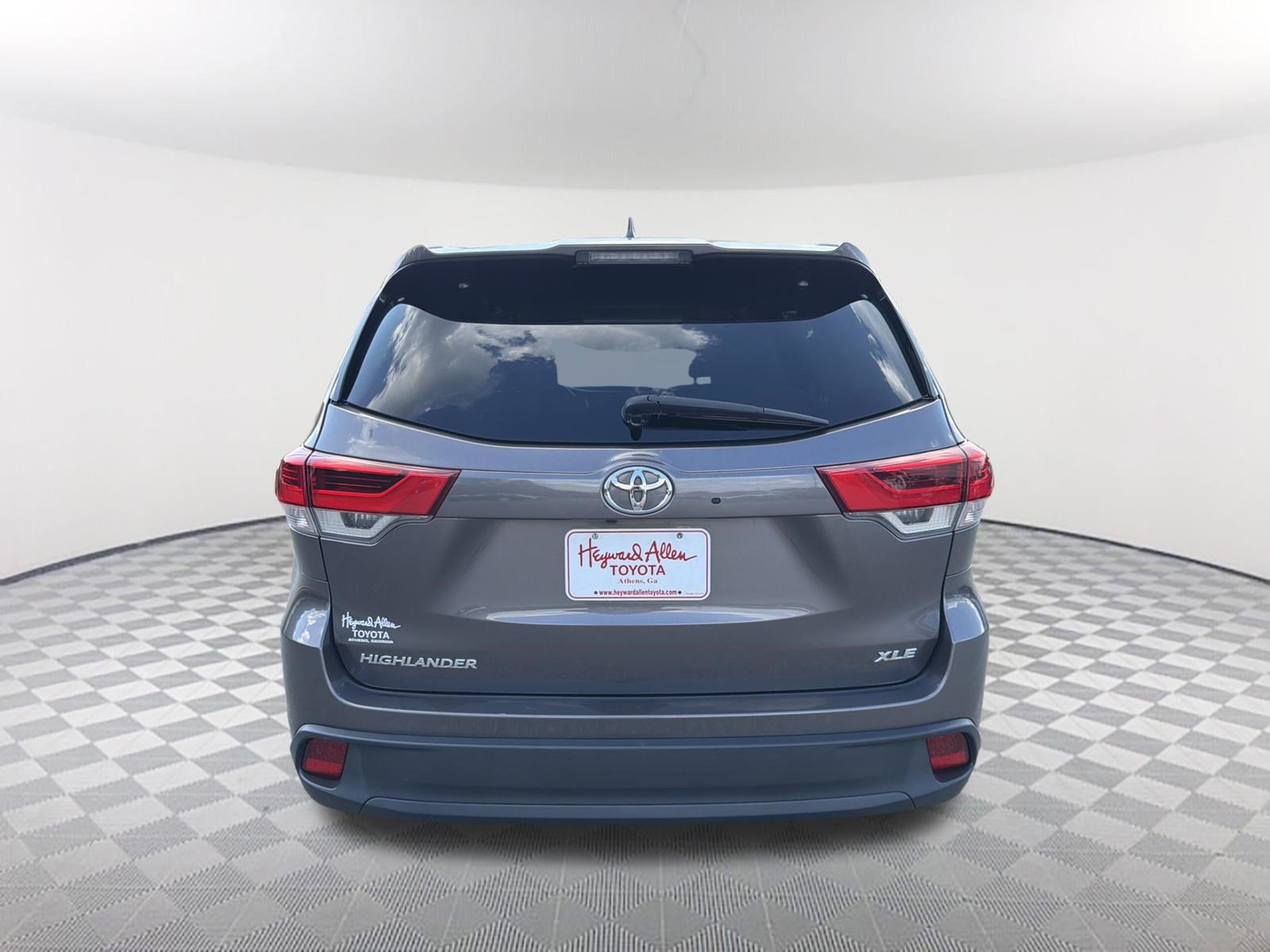 Used 2019 Toyota Highlander XLE FWD image 14