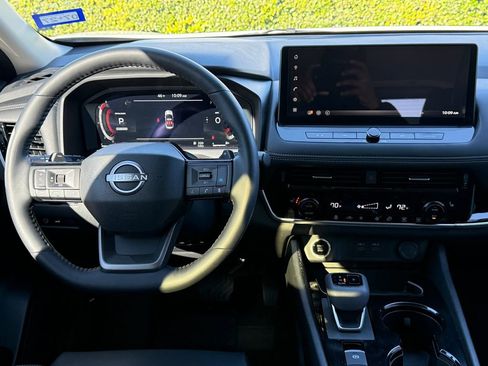 Used 2025 Nissan Rogue SL image 11