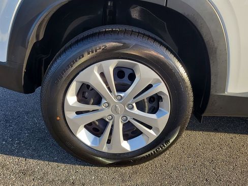 Used 2025 Chevrolet Trax LS image 4