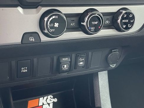 Used 2018 Toyota Tacoma SR5 RWD image 19