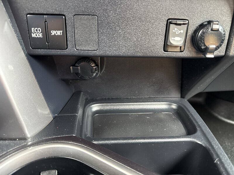 Used 2017 Toyota RAV4 LE w/ All Weather Liner Package FWD image 29