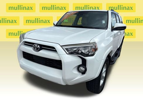 Used 2020 Toyota 4Runner SR5 AWD/4WD image 9