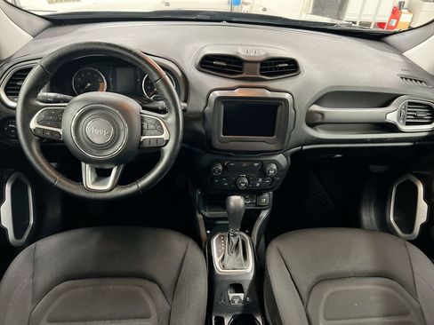 Used 2019 Jeep Renegade Latitude w/ Cold Weather Group FWD image 10