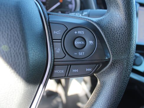 Used 2020 Toyota Camry LE image 23