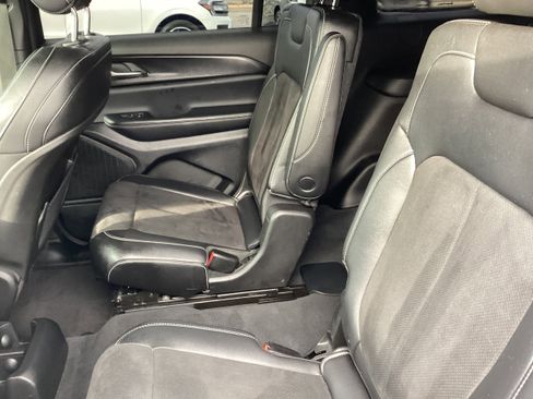 Used 2023 Jeep Grand Cherokee L Laredo image 13