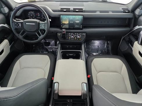 Used 2024 Land Rover Defender 130 X-Dynamic SE image 4