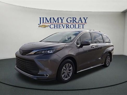 Used 2024 Toyota Sienna XLE image 7