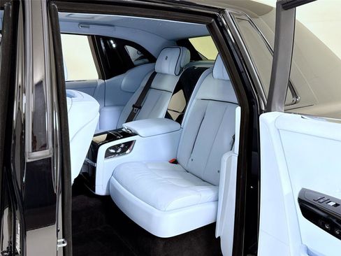 Used 2024 Rolls-Royce Phantom Sedan image 27