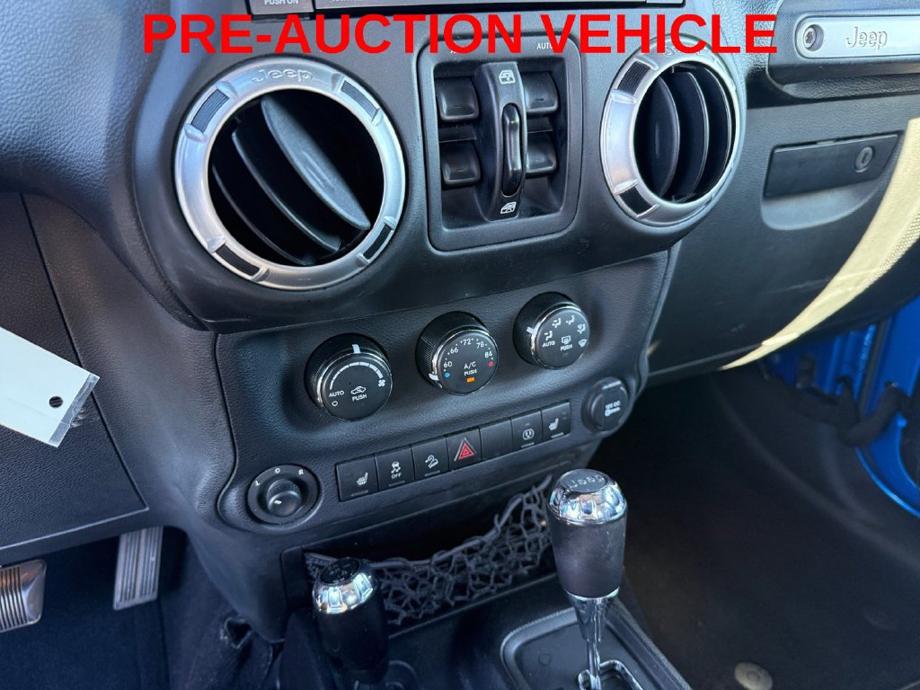 Used 2015 Jeep Wrangler Unlimited Sahara w/ Connectivity Group AWD/4WD image 18