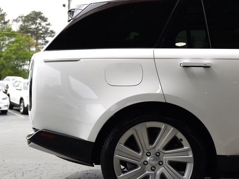 Used 2023 Land Rover Range Rover SE image 9