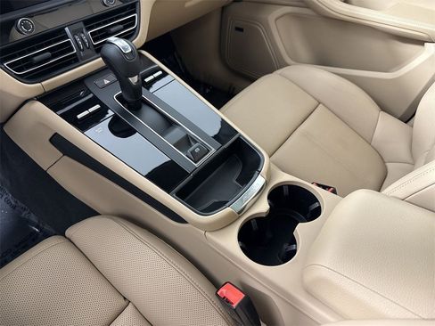 Certified 2025 Porsche Macan image 32