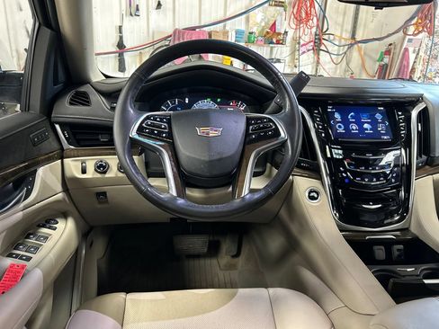 Used 2019 Cadillac Escalade ESV Premium Luxury AWD/4WD image 17