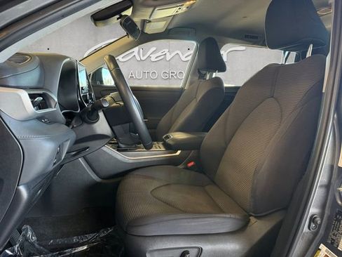 Used 2023 Toyota Highlander L image 10