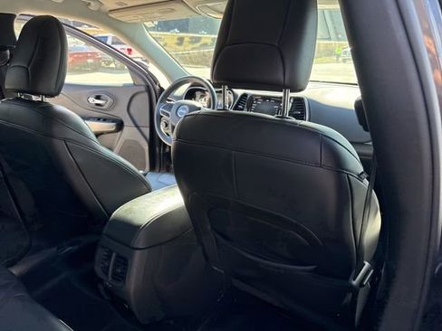 Used 2019 Jeep Cherokee Limited image 31