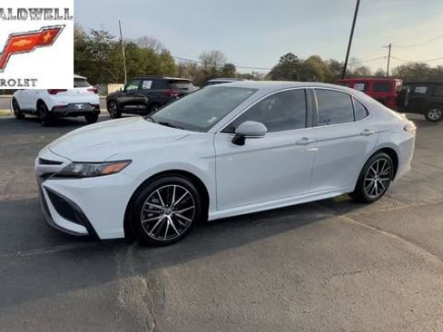 Used 2023 Toyota Camry SE image 4