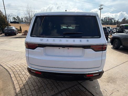 Used 2025 Jeep Wagoneer 4WD w/ Premium Group I image 9