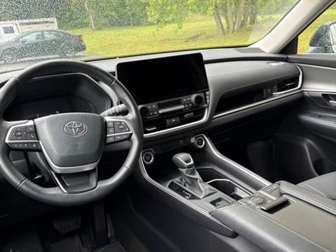 Used 2024 Toyota Grand Highlander AWD image 11
