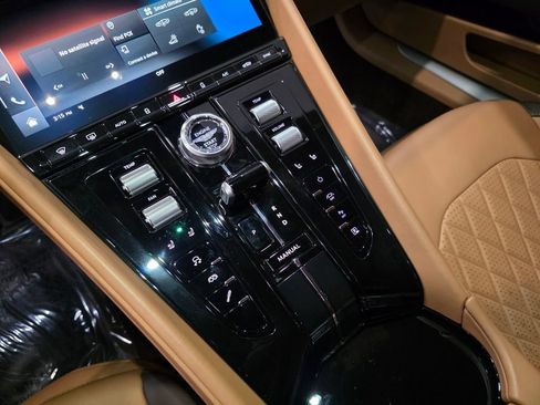 Used 2024 Aston Martin DB12 Coupe RWD image 18