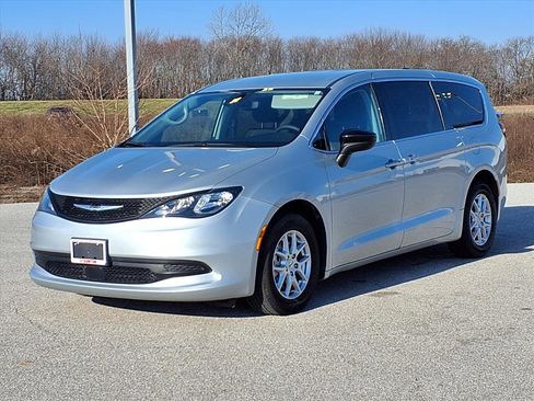 Used 2024 Chrysler Voyager LX image 31
