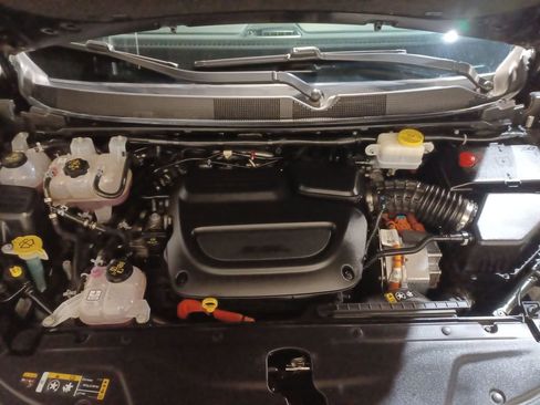 Used 2024 Chrysler Pacifica Select image 17