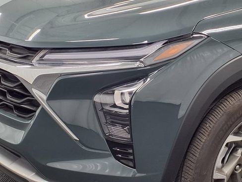 Used 2025 Chevrolet Trax LT w/ Driver Confidence Package FWD image 32