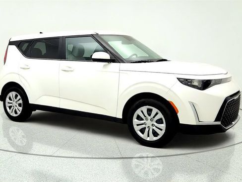 Used 2025 Kia Soul LX FWD image 3