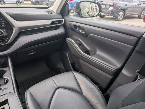 Used 2022 Toyota Highlander XLE AWD/4WD image 17