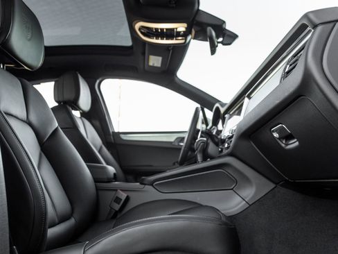 Certified 2026 Porsche Macan AWD/4WD image 45